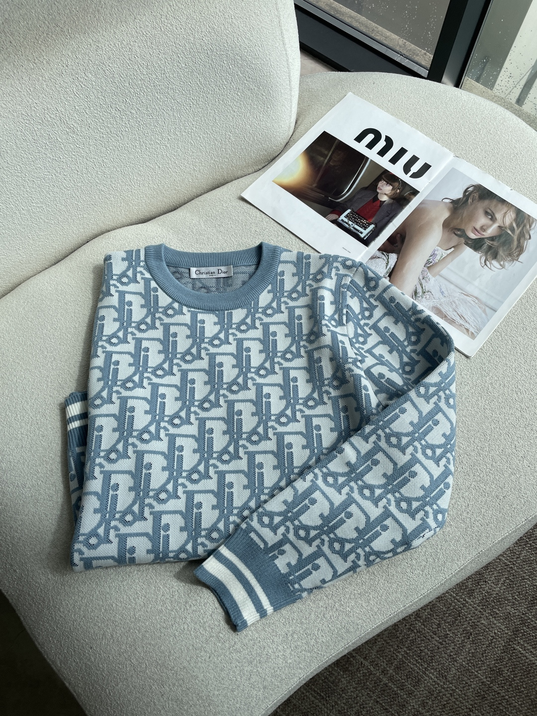 Dior 2026秋冬 高级定制 都市风十足 经典简约大气圆领打底针织毛衣。 采用进口羊毛混纺面料 柔软细腻 男人的衣柜