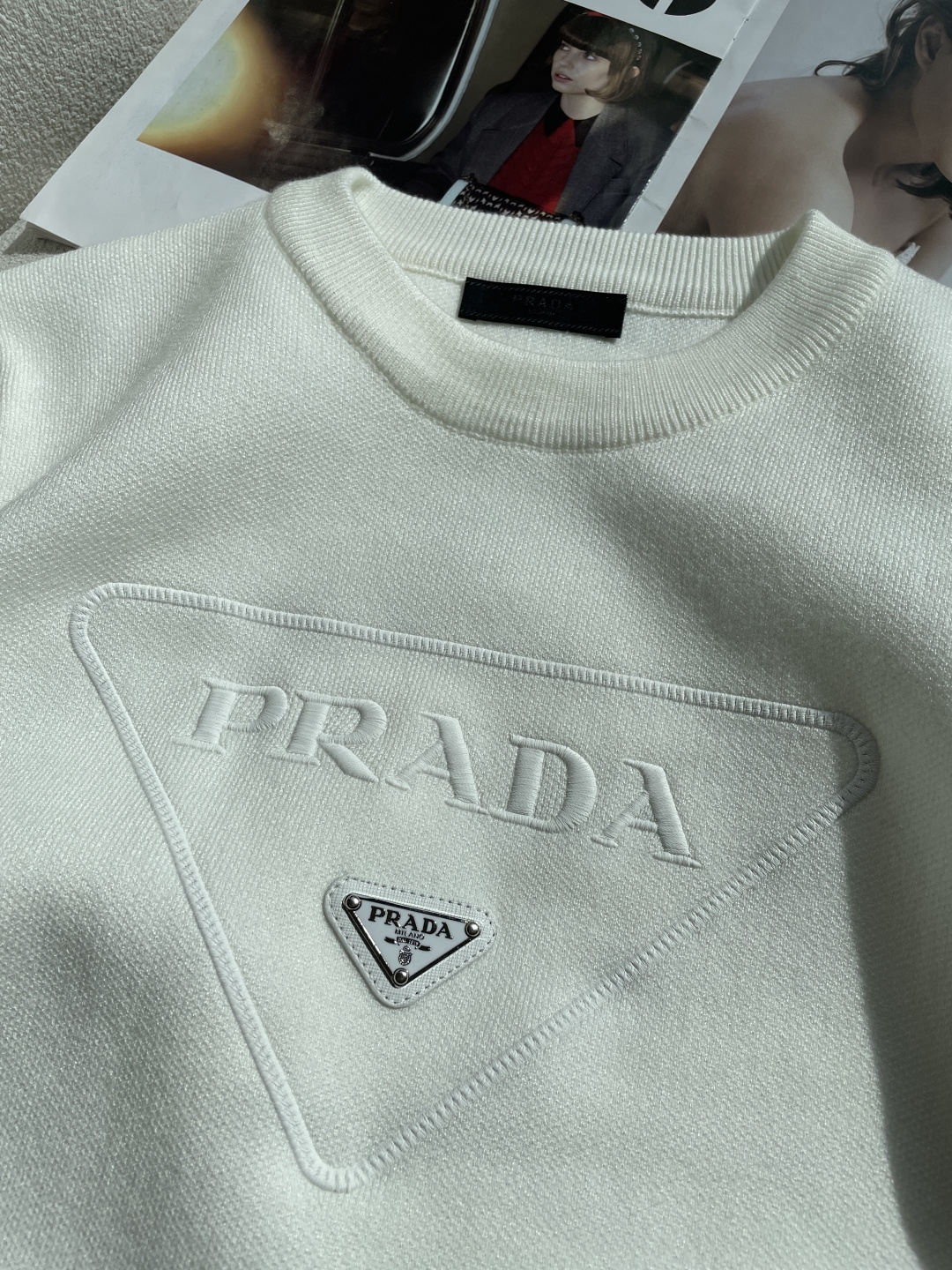 Prad 2026秋冬 高级定制 都市风十足 经典简约大气圆领打底针织毛衣。 采用进口羊毛混纺面料 柔软细腻 男人的衣柜