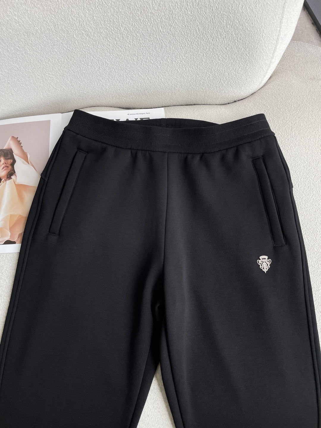 Gucc 2026秋冬最新休闲裤 加厚款 日常必备 版型超赞，能很好的修复各种腿型，非常个性！柔软排汗，舒适度极高。裤腿