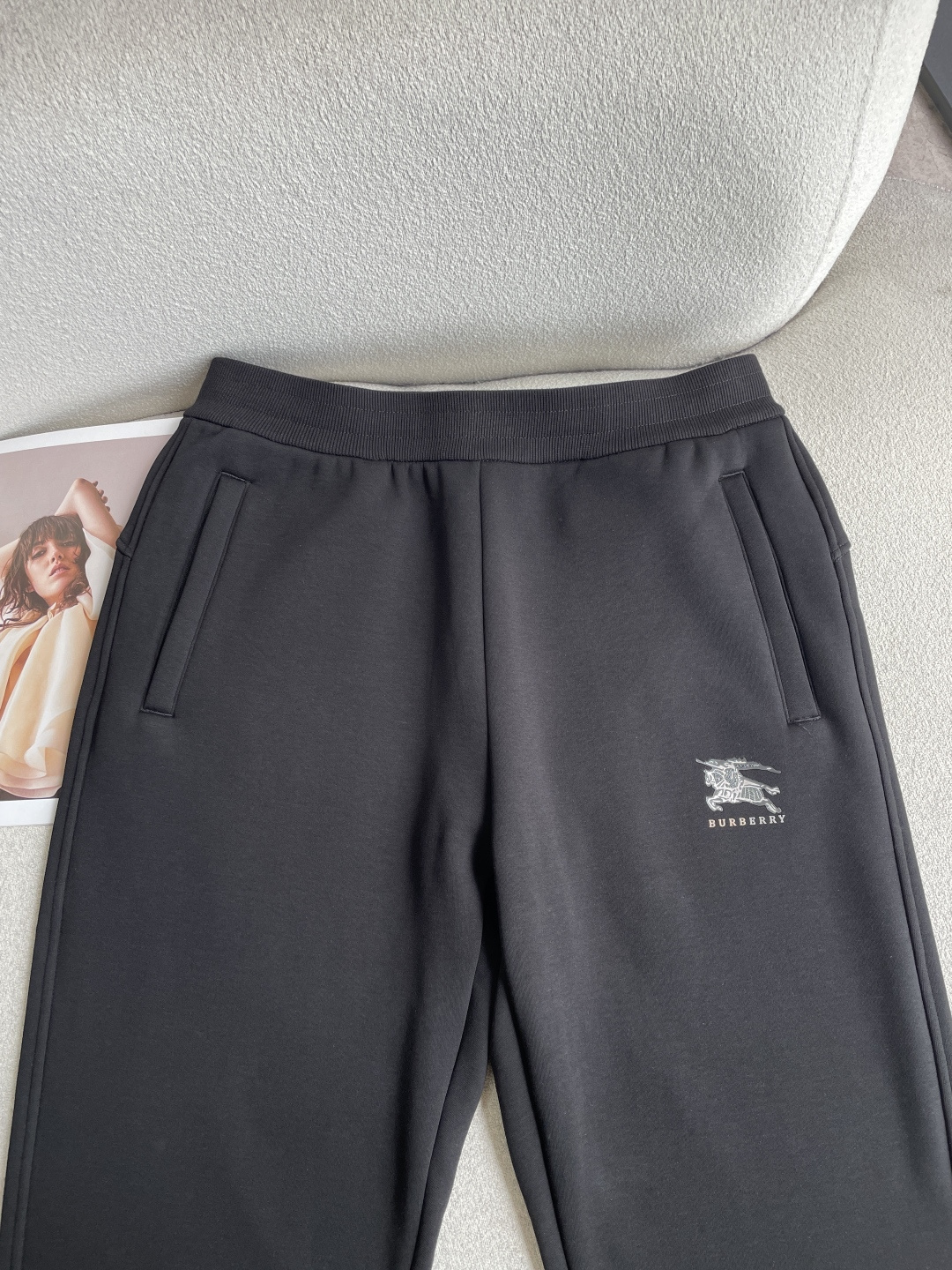 Bur 2026秋冬最新休闲裤 加厚款 日常必备 版型超赞,能很好的修复各种腿型,非常个性!柔软排汗,舒适度极高。裤腿腰 Bur 2026秋冬最新休闲裤 加厚款 日常必备 版型超赞,能很好的修复各种腿型,非常个性!柔软排汗,舒适度极高。裤腿腰