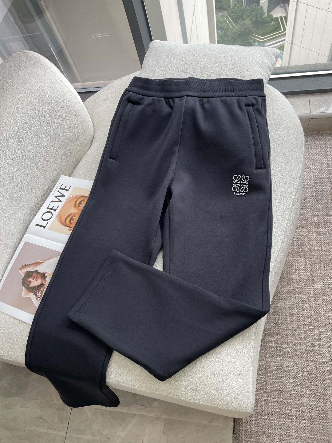 Loewe 2026秋冬最新休闲裤 加厚款 日常必备 版型超赞，能很好的修复各种腿型，非常个性！柔软排汗，舒适度极高。裤