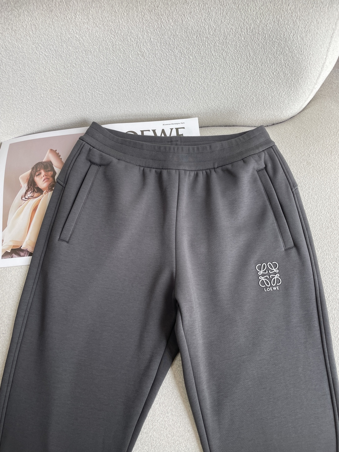 Loewe 2026秋冬最新休闲裤 加厚款 日常必备 版型超赞，能很好的修复各种腿型，非常个性！柔软排汗，舒适度极高。裤