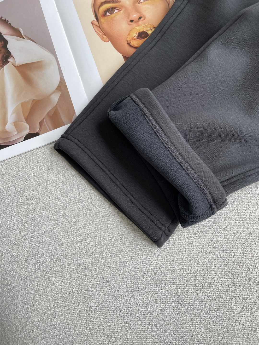 Loewe 2026秋冬最新休闲裤 加厚款 日常必备 版型超赞，能很好的修复各种腿型，非常个性！柔软排汗，舒适度极高。裤