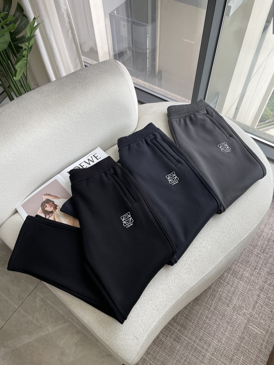 Loewe 2026秋冬最新休闲裤 加厚款 日常必备 版型超赞，能很好的修复各种腿型，非常个性！柔软排汗，舒适度极高。裤