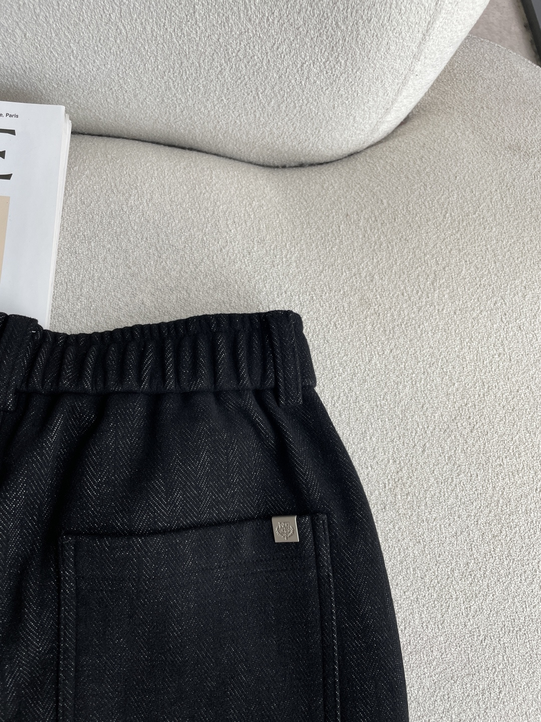 Loro Piana1966秋冬最新系列男士加厚休闲裤！ 内里加绒，非常保暖，北方的宝子们赶紧备上！ 采用客供弹力柔棉材