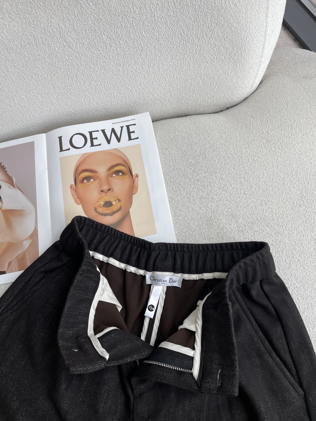 Dior2026秋冬最新系列男士加厚休闲裤！ 内里加绒，非常保暖，北方的宝子们赶紧备上！ 采用客供弹力柔棉材质，柔软细腻