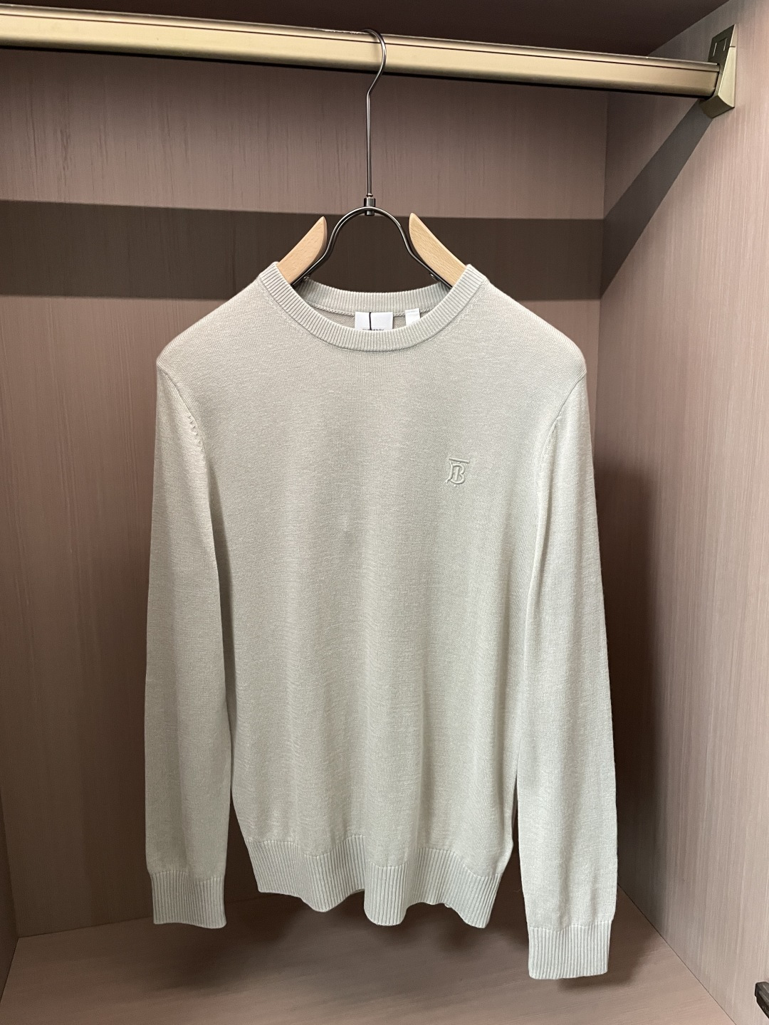 BUR低调质感圆领针织衫｜男士秋冬刚需单品 经典圆领版型，不挑身形，利落不臃肿。 胸口精致TB小刺绣，简约不张扬，自带高