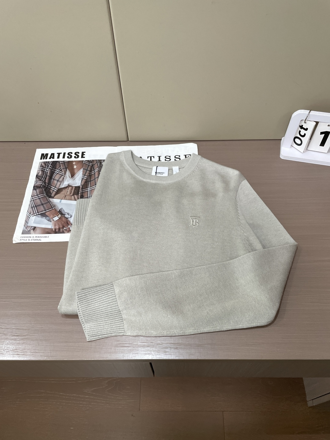 BUR低调质感圆领针织衫｜男士秋冬刚需单品 经典圆领版型，不挑身形，利落不臃肿。 胸口精致TB小刺绣，简约不张扬，自带高