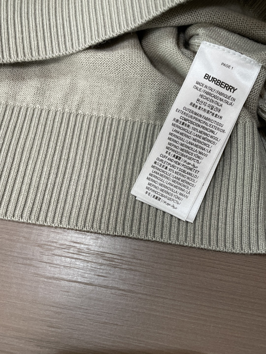 BUR低调质感圆领针织衫｜男士秋冬刚需单品 经典圆领版型，不挑身形，利落不臃肿。 胸口精致TB小刺绣，简约不张扬，自带高