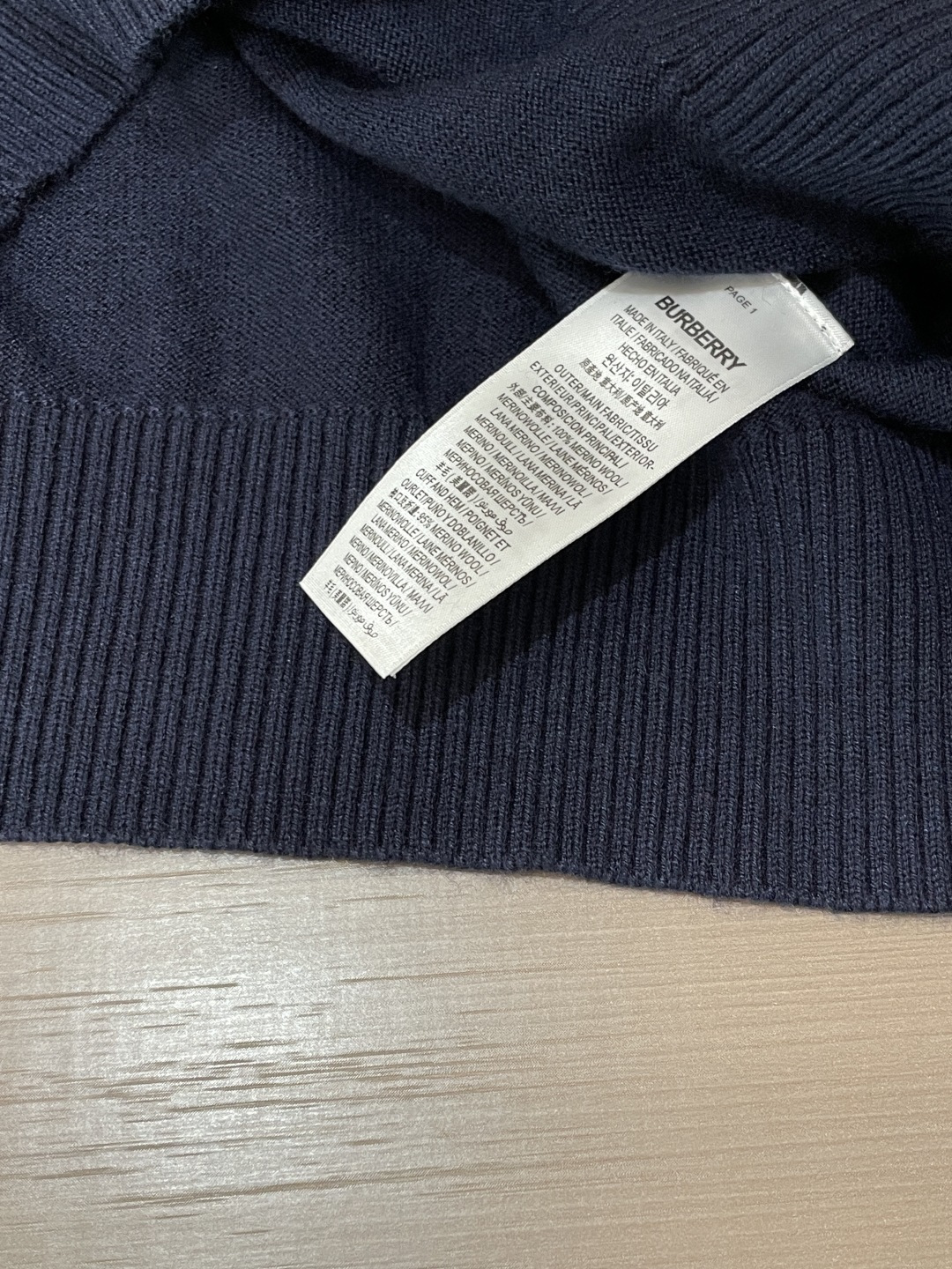 BUR低调质感圆领针织衫｜男士秋冬刚需单品 经典圆领版型，不挑身形，利落不臃肿。 胸口精致TB小刺绣，简约不张扬，自带高