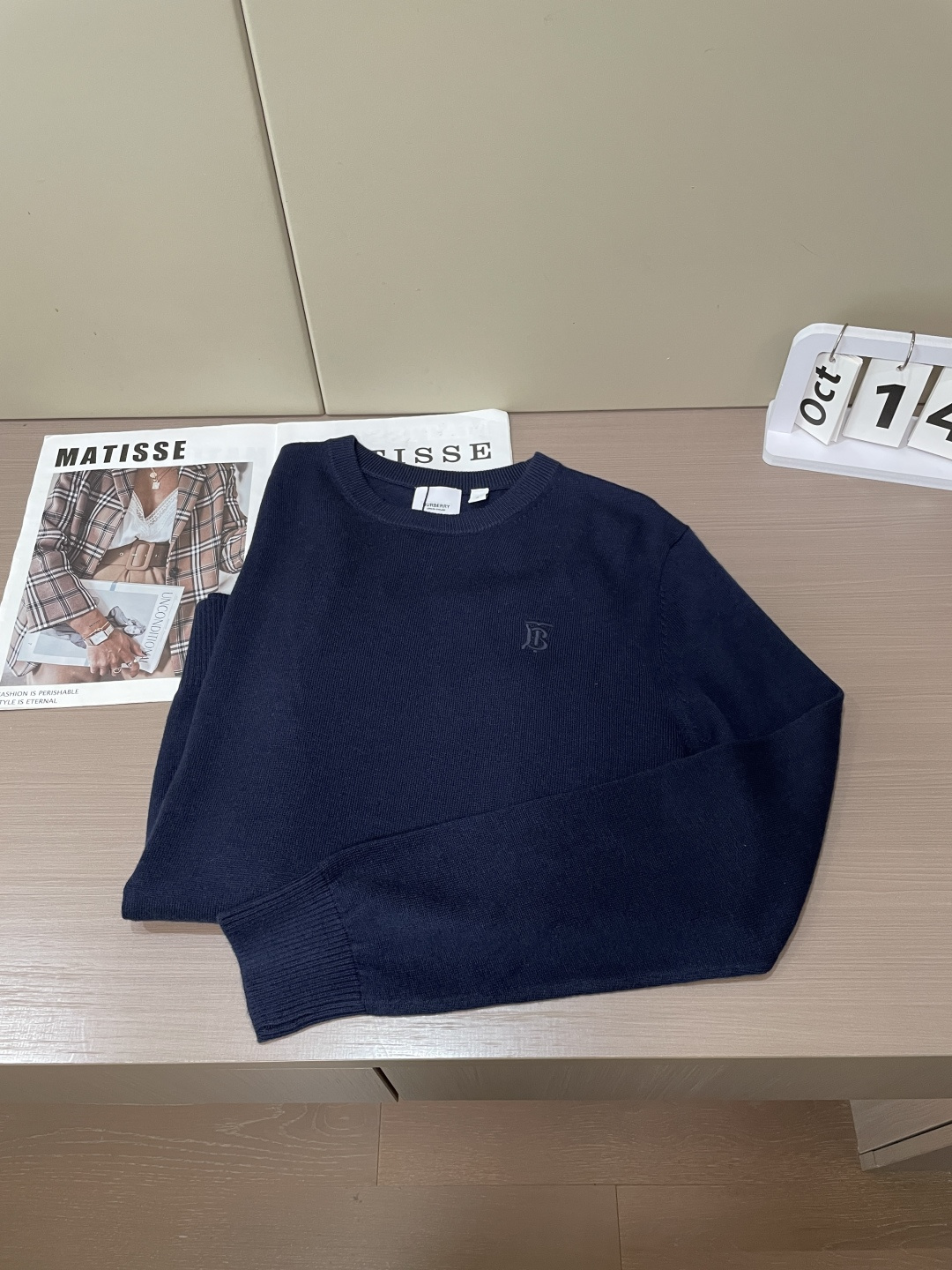 BUR低调质感圆领针织衫｜男士秋冬刚需单品 经典圆领版型，不挑身形，利落不臃肿。 胸口精致TB小刺绣，简约不张扬，自带高
