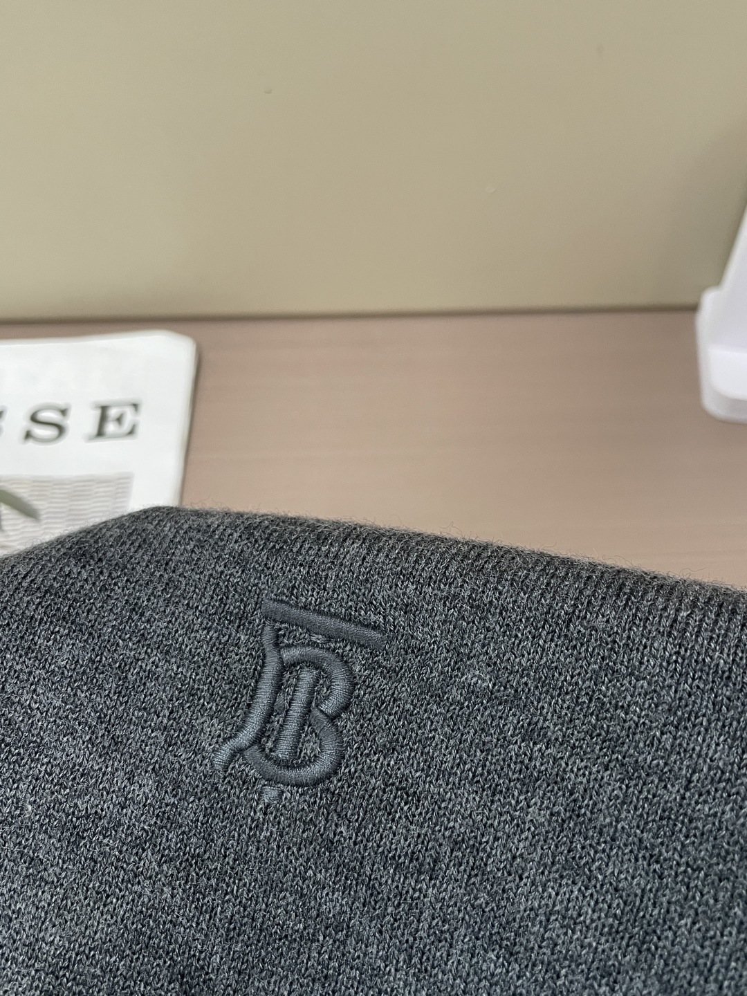 BUR低调质感圆领针织衫｜男士秋冬刚需单品 经典圆领版型，不挑身形，利落不臃肿。 胸口精致TB小刺绣，简约不张扬，自带高
