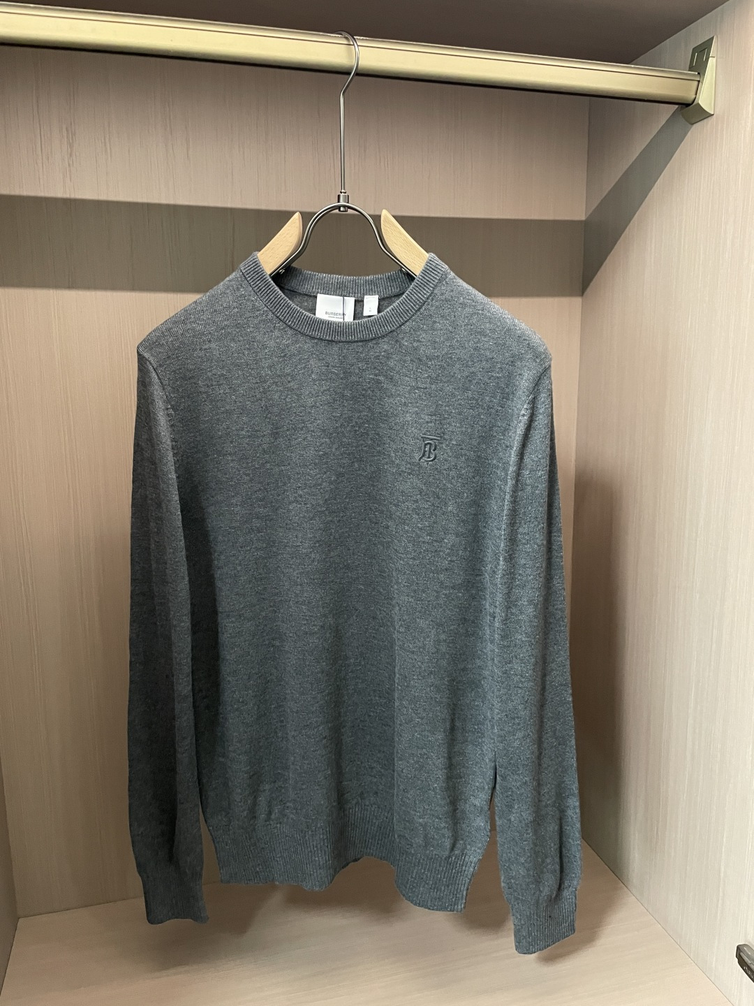 BUR低调质感圆领针织衫｜男士秋冬刚需单品 经典圆领版型，不挑身形，利落不臃肿。 胸口精致TB小刺绣，简约不张扬，自带高