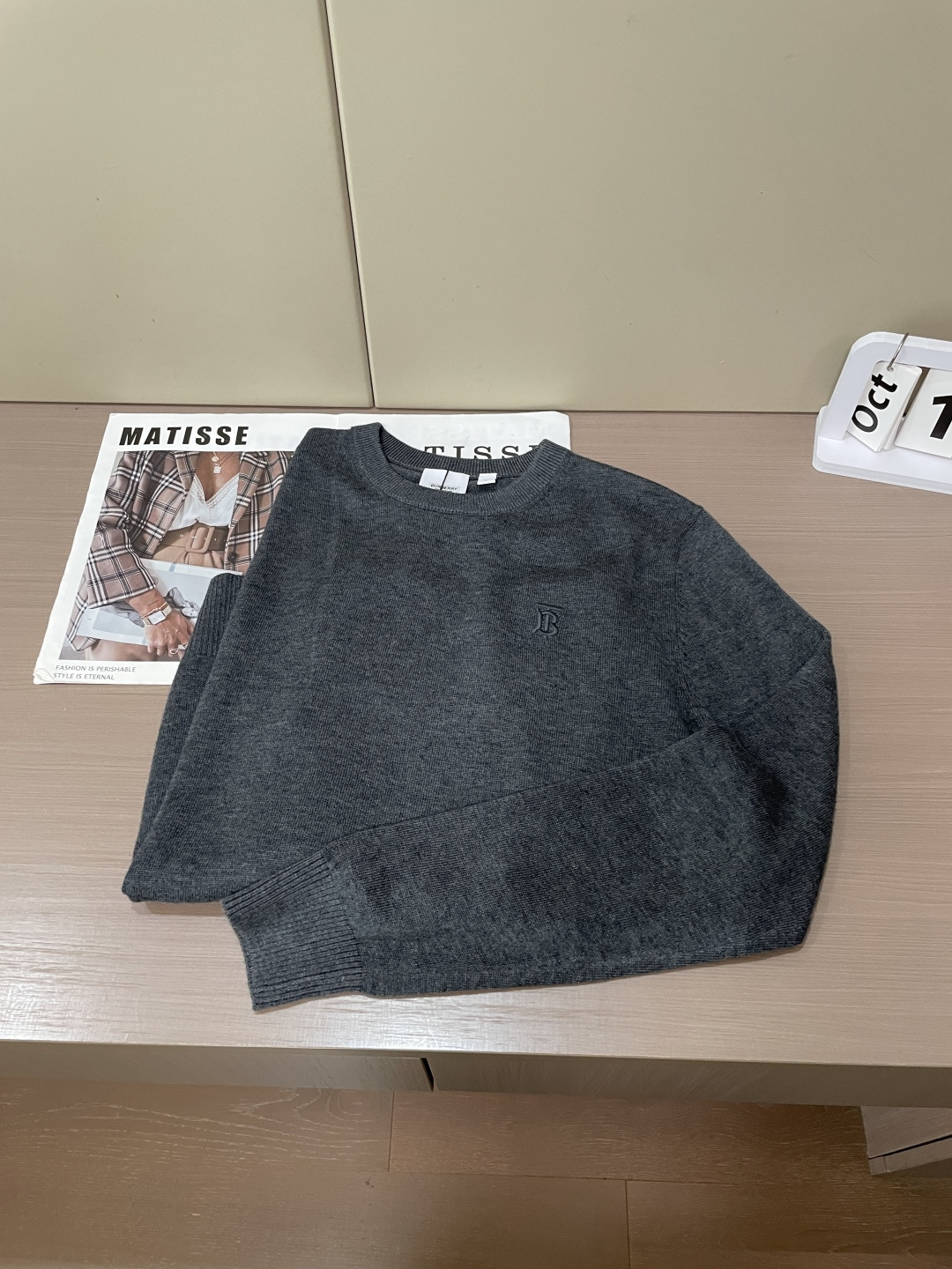 BUR低调质感圆领针织衫｜男士秋冬刚需单品 经典圆领版型，不挑身形，利落不臃肿。 胸口精致TB小刺绣，简约不张扬，自带高