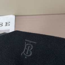 BUR低调质感圆领针织衫|男士秋冬刚需单品 经典圆领版型,不挑身形,利落不臃肿。 胸口精致TB小刺绣,简约不张扬,自带高 BUR低调质感圆领针织衫|男士秋冬刚需单品 经典圆领版型,不挑身形,利落不臃肿。 胸口精致TB小刺绣,简约不张扬,自带高