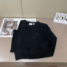 BUR低调质感圆领针织衫|男士秋冬刚需单品 经典圆领版型,不挑身形,利落不臃肿。 胸口精致TB小刺绣,简约不张扬,自带高 BUR低调质感圆领针织衫|男士秋冬刚需单品 经典圆领版型,不挑身形,利落不臃肿。 胸口精致TB小刺绣,简约不张扬,自带高