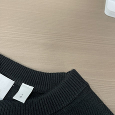 BUR低调质感圆领针织衫|男士秋冬刚需单品 经典圆领版型,不挑身形,利落不臃肿。 胸口精致TB小刺绣,简约不张扬,自带高 BUR低调质感圆领针织衫|男士秋冬刚需单品 经典圆领版型,不挑身形,利落不臃肿。 胸口精致TB小刺绣,简约不张扬,自带高