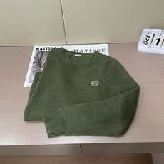 Loewe 氛围感橄榄绿圆领针织|自带沉稳高级感 很有味道的橄榄绿,不挑肤色,低调耐看。 经典圆领版型,走线工整,合身不 Loewe 氛围感橄榄绿圆领针织|自带沉稳高级感 很有味道的橄榄绿,不挑肤色,低调耐看。 经典圆领版型,走线工整,合身不