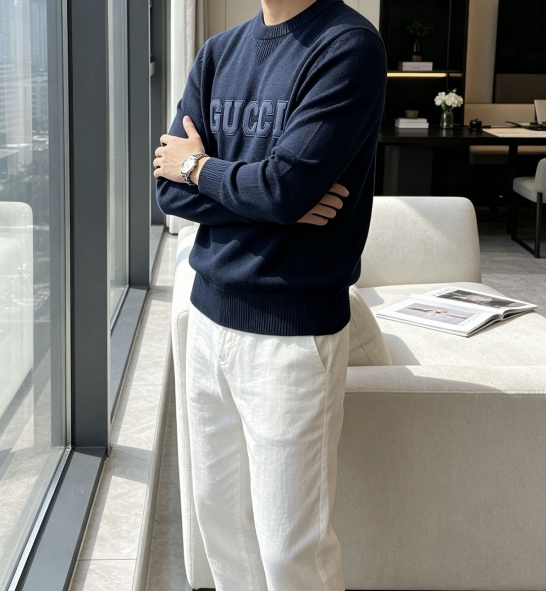 Gucc重磅字母刺绣圆领针织｜自带辨识度的秋冬款 经典圆领，领口V型收针设计，小细节很有看点。 胸前立体大字母刺绣，工整