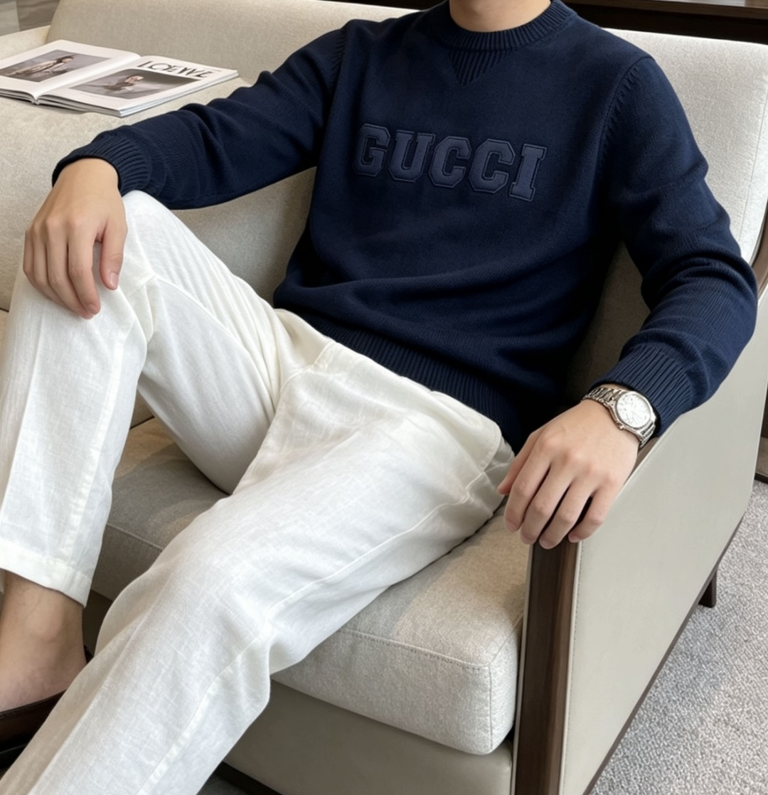 Gucc重磅字母刺绣圆领针织｜自带辨识度的秋冬款 经典圆领，领口V型收针设计，小细节很有看点。 胸前立体大字母刺绣，工整