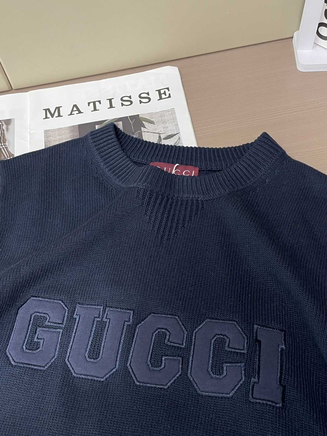 Gucc重磅字母刺绣圆领针织｜自带辨识度的秋冬款 经典圆领，领口V型收针设计，小细节很有看点。 胸前立体大字母刺绣，工整