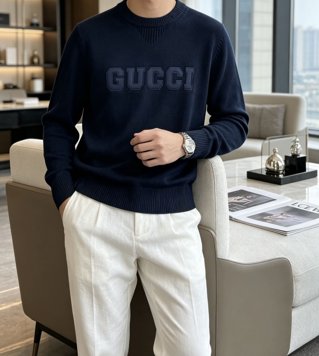 Gucc重磅字母刺绣圆领针织｜自带辨识度的秋冬款 经典圆领，领口V型收针设计，小细节很有看点。 胸前立体大字母刺绣，工整