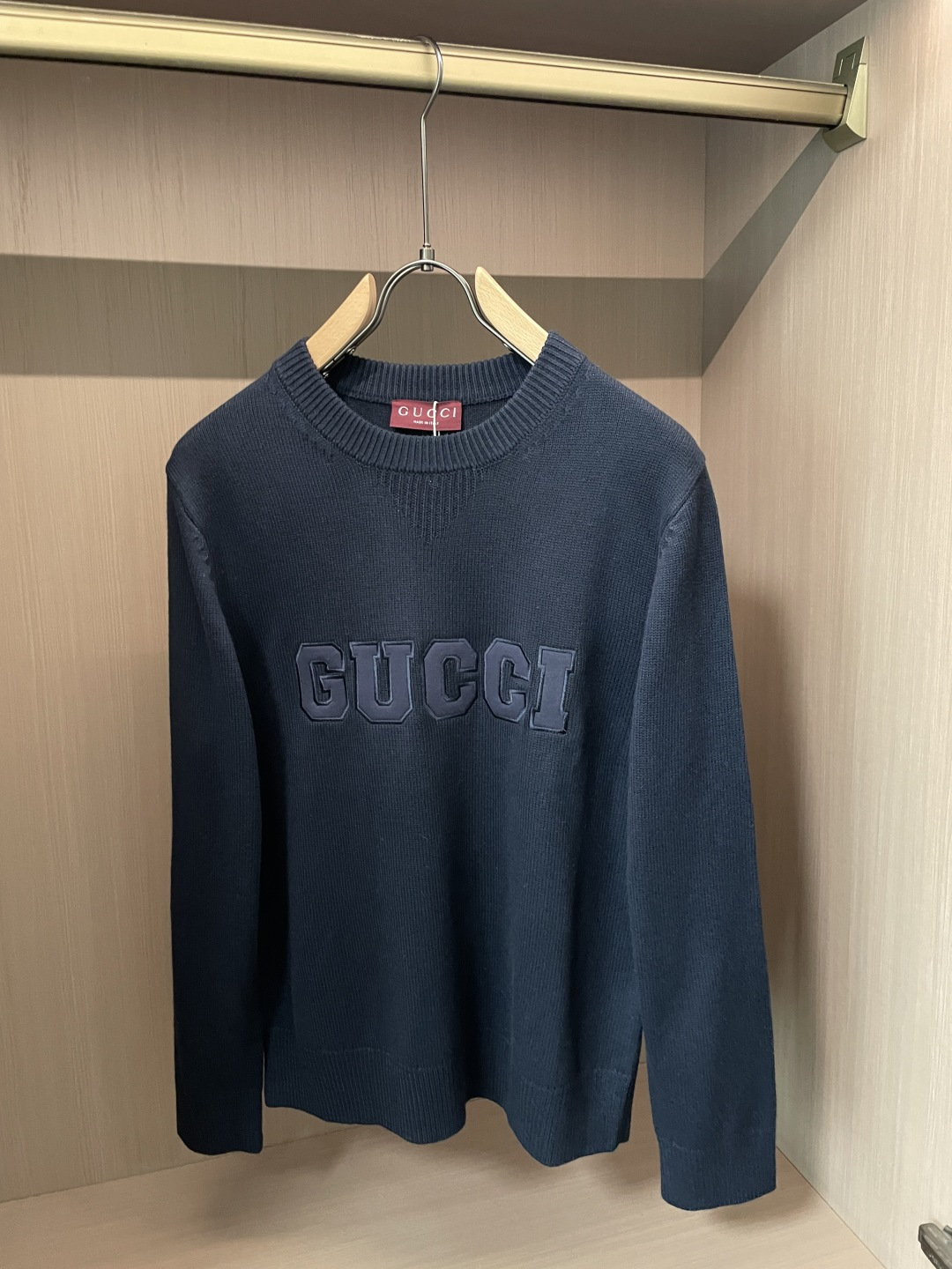 Gucc重磅字母刺绣圆领针织｜自带辨识度的秋冬款 经典圆领，领口V型收针设计，小细节很有看点。 胸前立体大字母刺绣，工整