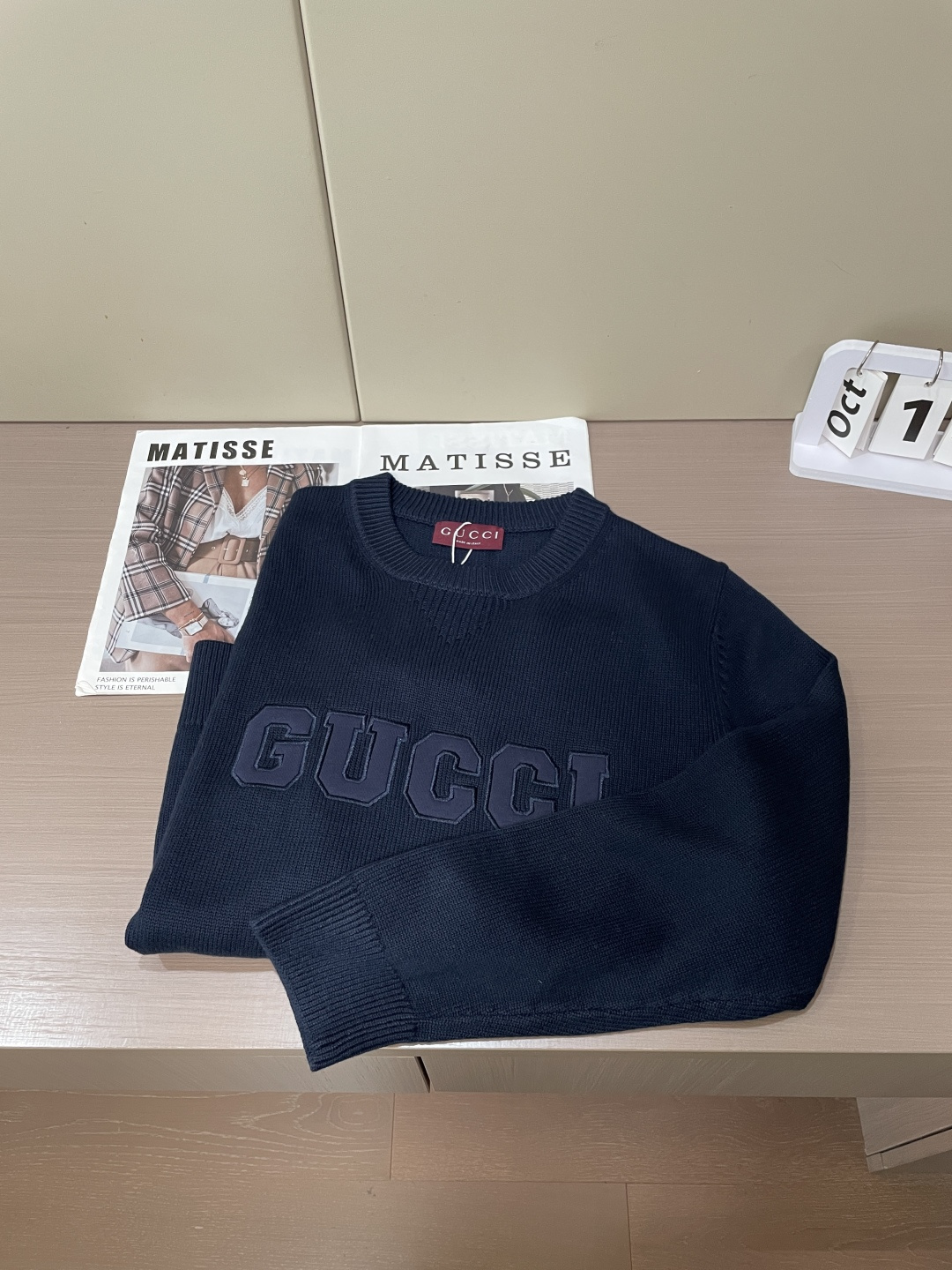 Gucc重磅字母刺绣圆领针织｜自带辨识度的秋冬款 经典圆领，领口V型收针设计，小细节很有看点。 胸前立体大字母刺绣，工整