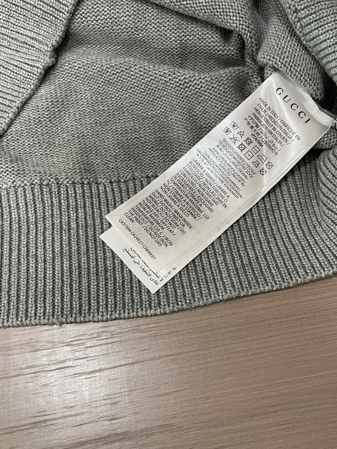 Gucc重磅字母刺绣圆领针织｜自带辨识度的秋冬款 经典圆领，领口V型收针设计，小细节很有看点。 胸前立体大字母刺绣，工整