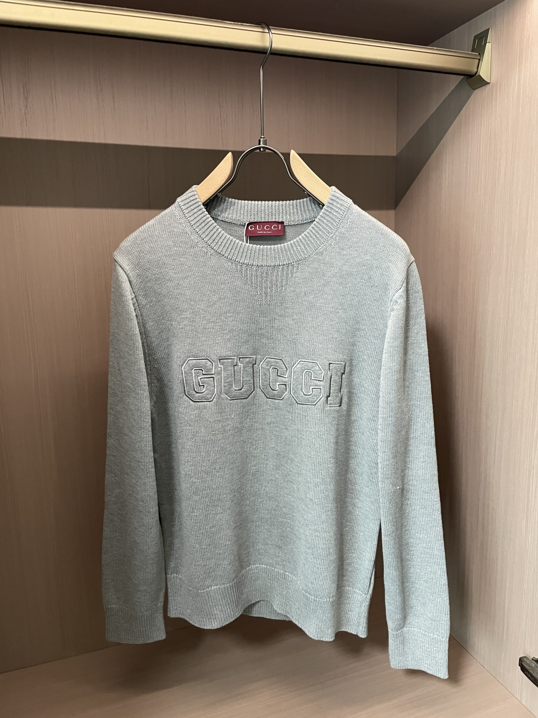 Gucc重磅字母刺绣圆领针织｜自带辨识度的秋冬款 经典圆领，领口V型收针设计，小细节很有看点。 胸前立体大字母刺绣，工整