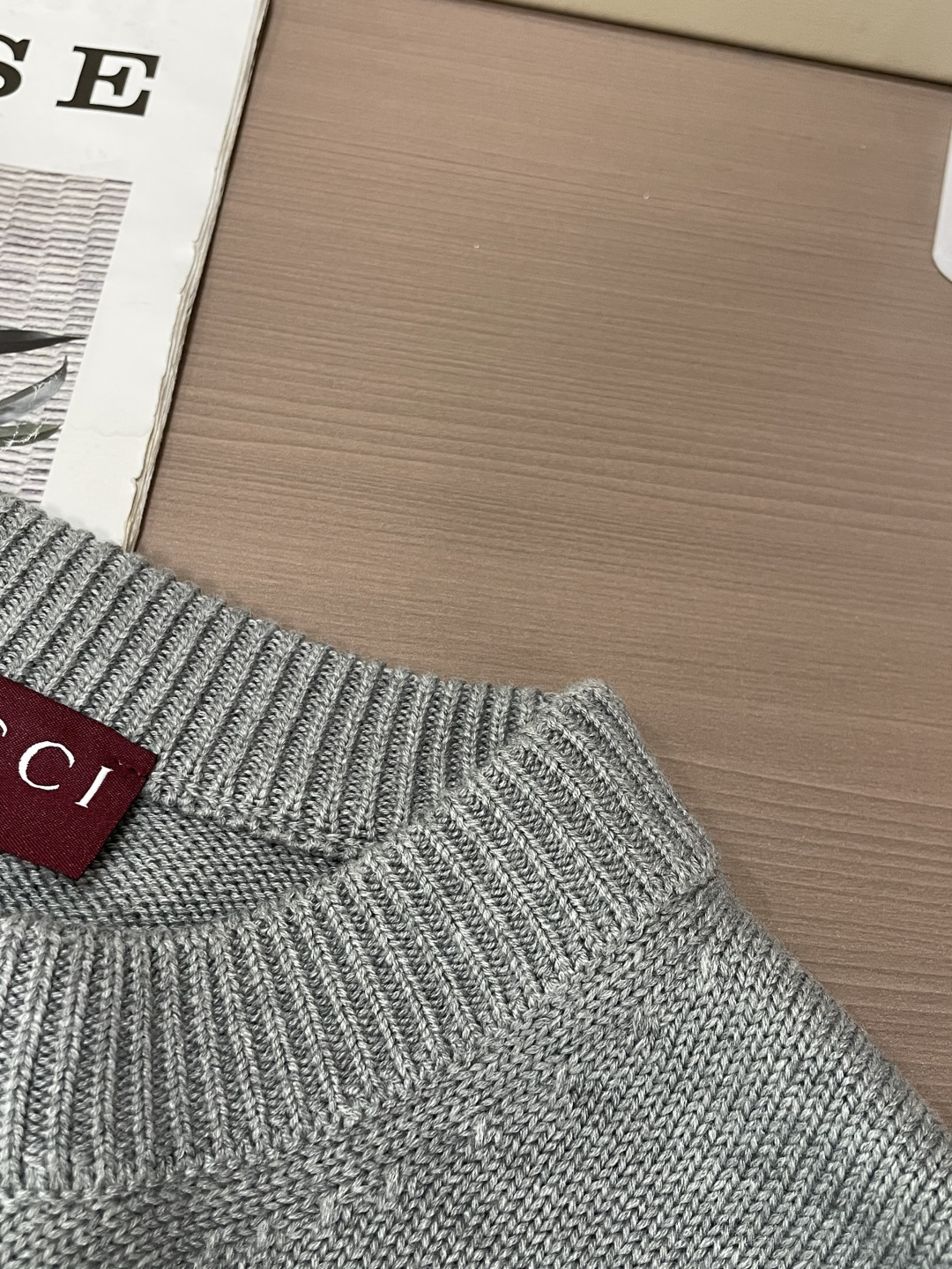 Gucc重磅字母刺绣圆领针织｜自带辨识度的秋冬款 经典圆领，领口V型收针设计，小细节很有看点。 胸前立体大字母刺绣，工整