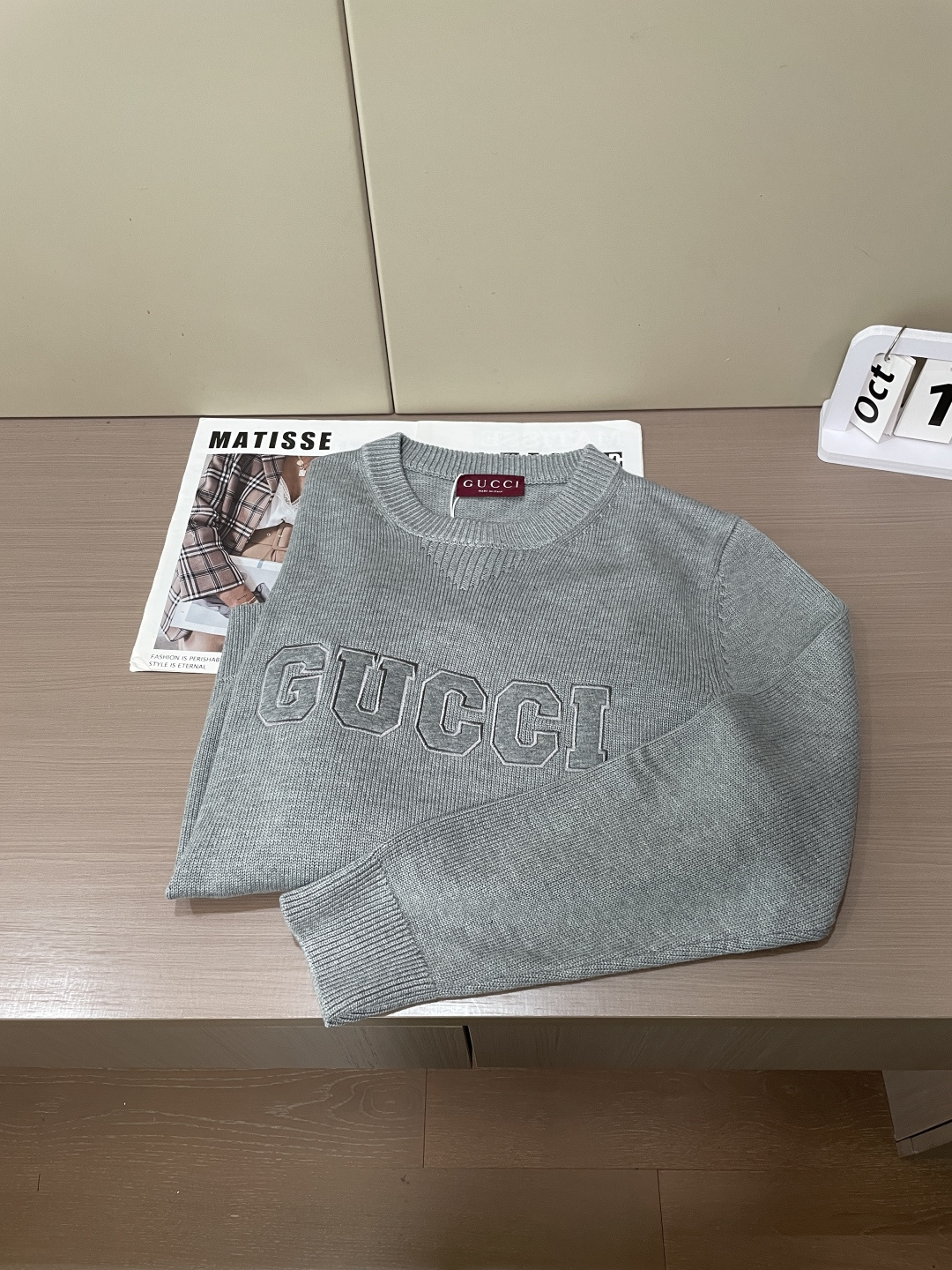 Gucc重磅字母刺绣圆领针织｜自带辨识度的秋冬款 经典圆领，领口V型收针设计，小细节很有看点。 胸前立体大字母刺绣，工整