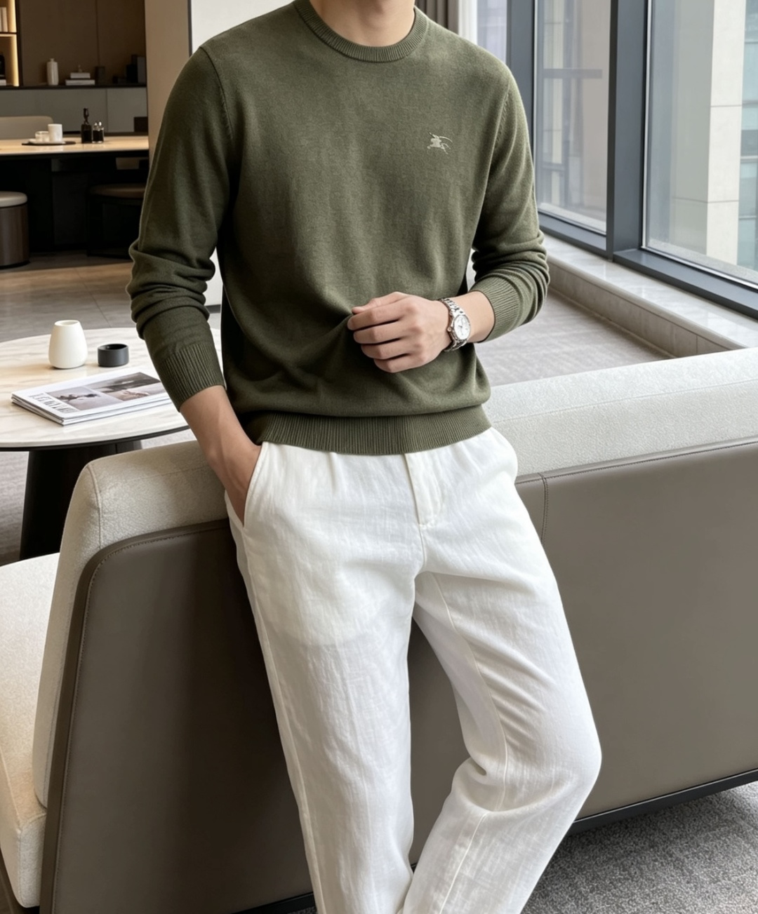 Bur经典战马刺绣圆领针织｜低调耐看的男士常青款 领口暗藏格纹织带，小心机设计，细节拉满。 胸口同色战马小刺绣，含蓄不张