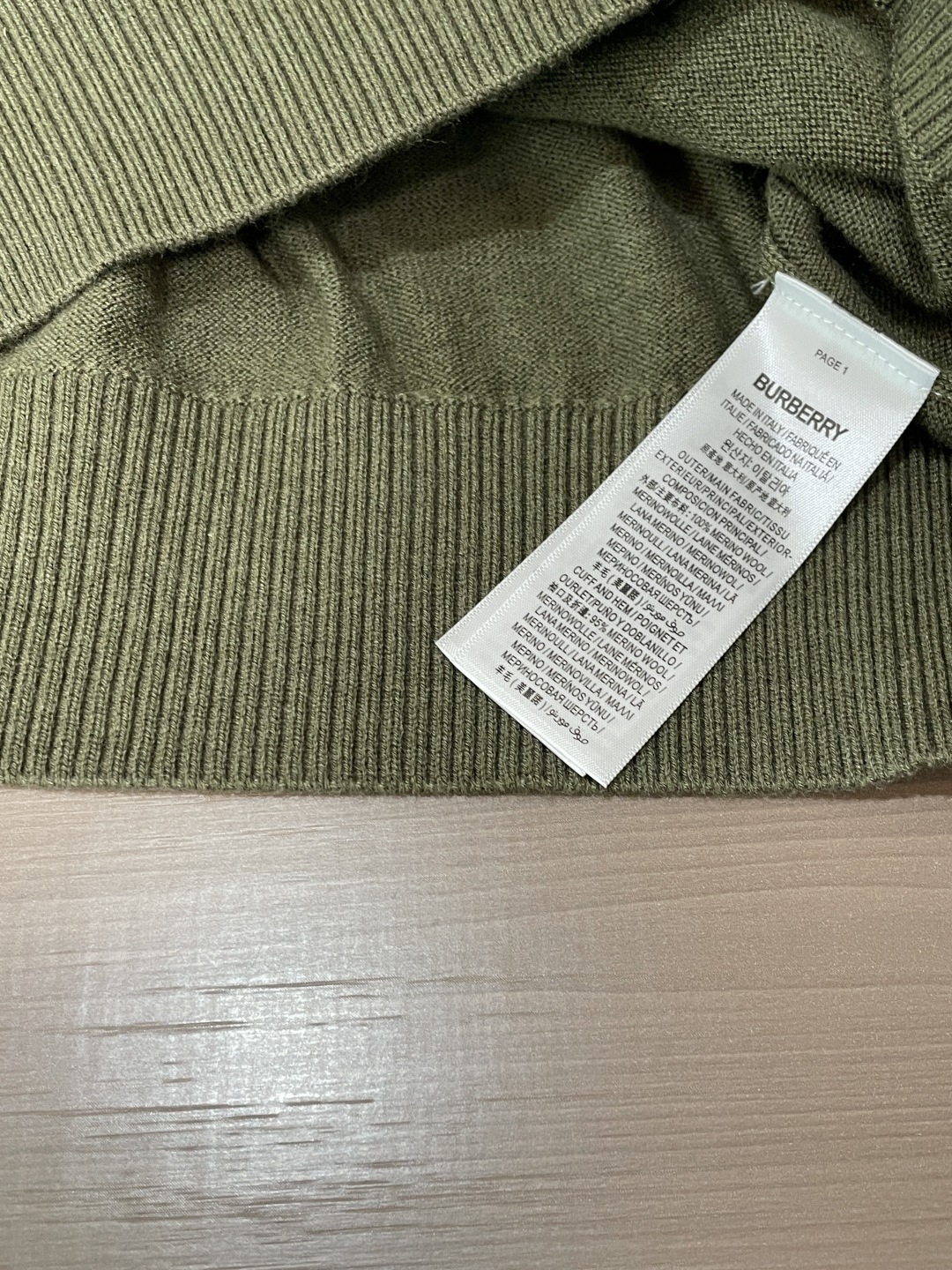 Bur经典战马刺绣圆领针织｜低调耐看的男士常青款 领口暗藏格纹织带，小心机设计，细节拉满。 胸口同色战马小刺绣，含蓄不张