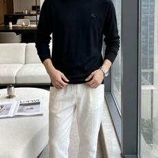 Bur经典战马刺绣圆领针织|低调耐看的男士常青款 领口暗藏格纹织带,小心机设计,细节拉满。 胸口同色战马小刺绣,含蓄不张 Bur经典战马刺绣圆领针织|低调耐看的男士常青款 领口暗藏格纹织带,小心机设计,细节拉满。 胸口同色战马小刺绣,含蓄不张