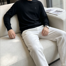 Bur经典战马刺绣圆领针织|低调耐看的男士常青款 领口暗藏格纹织带,小心机设计,细节拉满。 胸口同色战马小刺绣,含蓄不张 Bur经典战马刺绣圆领针织|低调耐看的男士常青款 领口暗藏格纹织带,小心机设计,细节拉满。 胸口同色战马小刺绣,含蓄不张