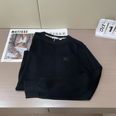 Bur经典战马刺绣圆领针织|低调耐看的男士常青款 领口暗藏格纹织带,小心机设计,细节拉满。 胸口同色战马小刺绣,含蓄不张 Bur经典战马刺绣圆领针织|低调耐看的男士常青款 领口暗藏格纹织带,小心机设计,细节拉满。 胸口同色战马小刺绣,含蓄不张