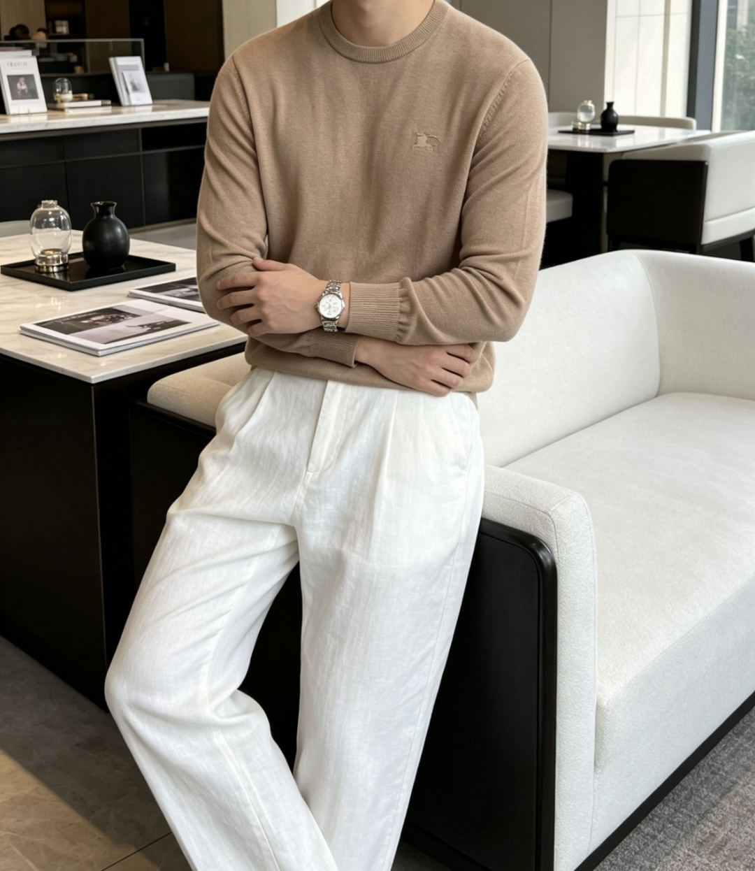 Bur经典战马刺绣圆领针织｜低调耐看的男士常青款 领口暗藏格纹织带，小心机设计，细节拉满。 胸口同色战马小刺绣，含蓄不张
