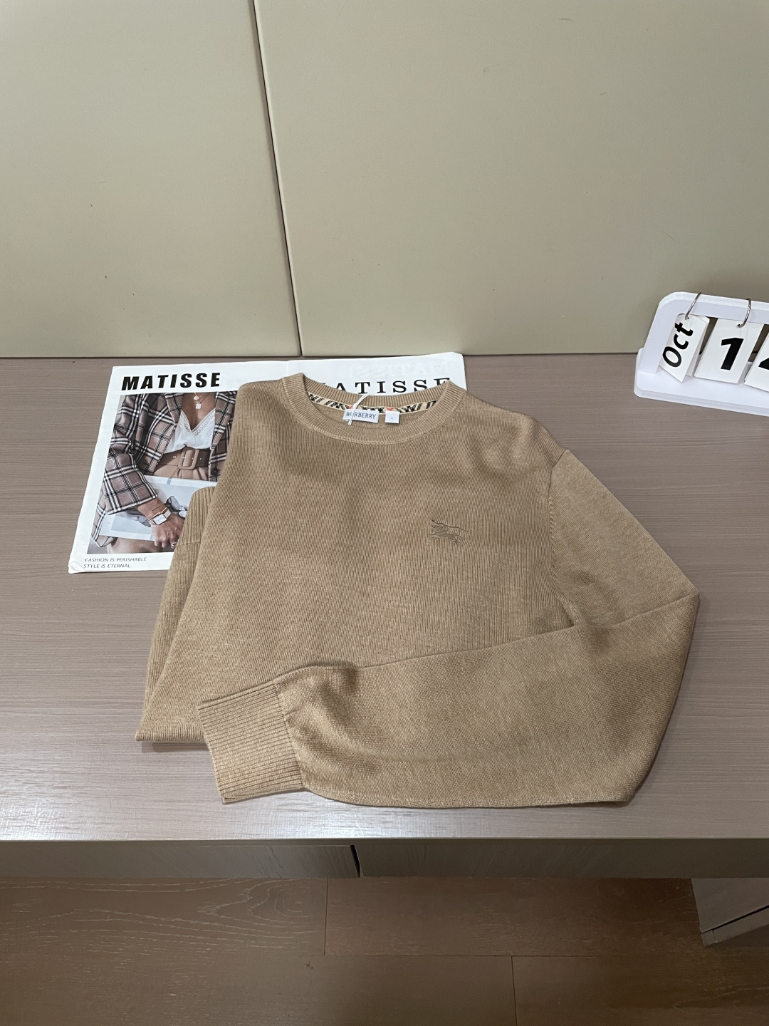 Bur经典战马刺绣圆领针织｜低调耐看的男士常青款 领口暗藏格纹织带，小心机设计，细节拉满。 胸口同色战马小刺绣，含蓄不张