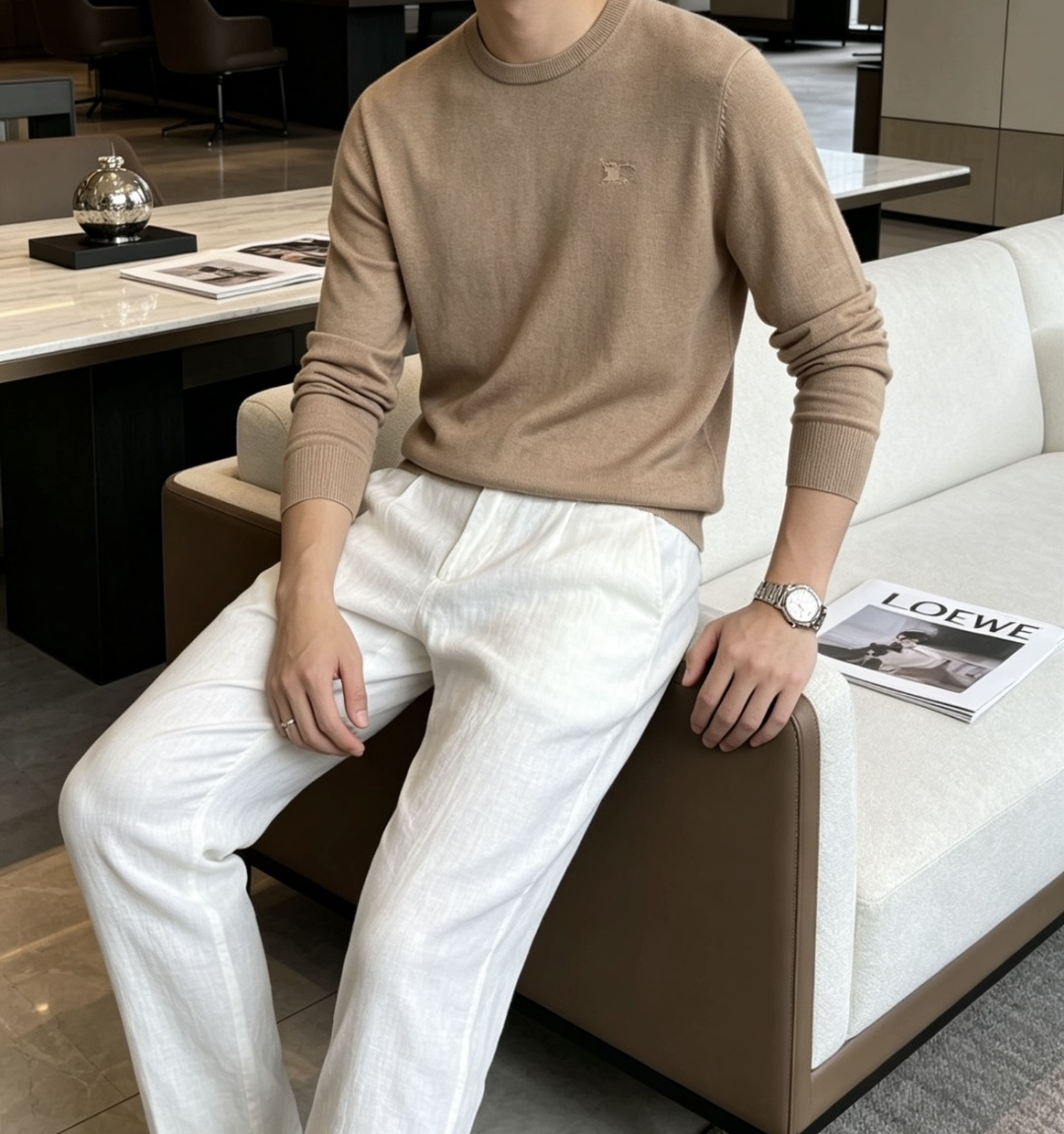 Bur经典战马刺绣圆领针织｜低调耐看的男士常青款 领口暗藏格纹织带，小心机设计，细节拉满。 胸口同色战马小刺绣，含蓄不张