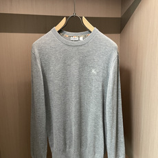 Bur经典战马刺绣圆领针织|低调耐看的男士常青款 领口暗藏格纹织带,小心机设计,细节拉满。 胸口同色战马小刺绣,含蓄不张 Bur经典战马刺绣圆领针织|低调耐看的男士常青款 领口暗藏格纹织带,小心机设计,细节拉满。 胸口同色战马小刺绣,含蓄不张