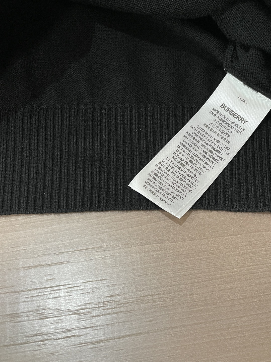Bur撞色战马刺绣针织｜低调里藏着点睛亮点 基础黑底色搭配亮眼蓝色战马刺绣，反差感恰到好处，不沉闷、不浮夸。 简约圆领，