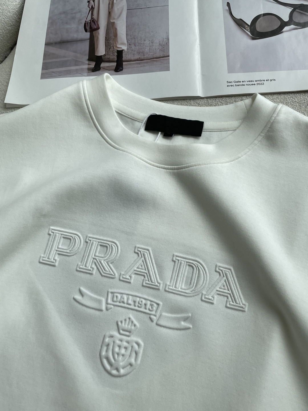 Prad 2026秋冬 圆领刺绣短袖T恤打底衫 元素性的Logo凸显休闲时尚魅力,依然独领时尚风骚.内搭好伴侣… 客供高