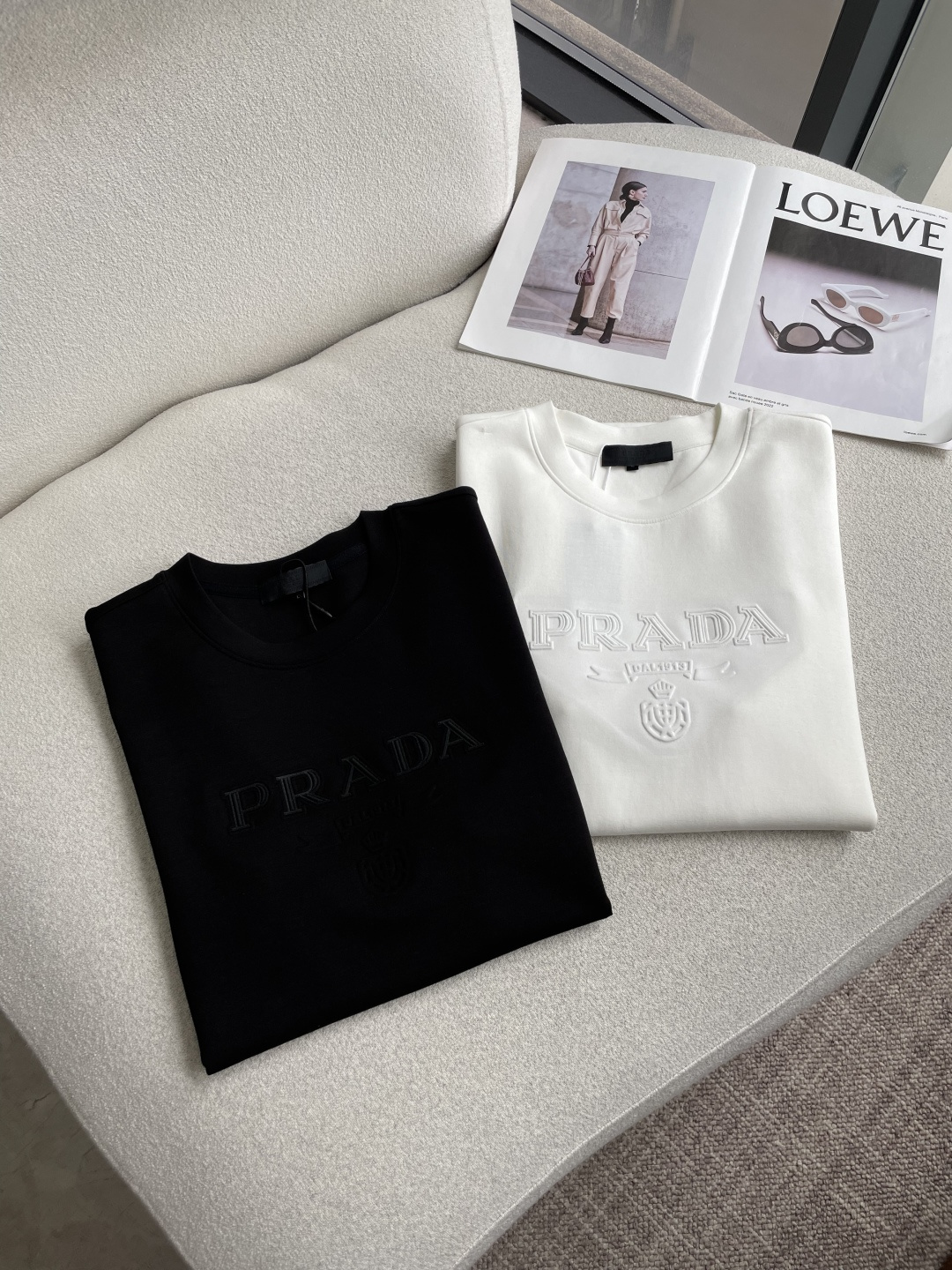 Prad 2026秋冬 圆领刺绣短袖T恤打底衫 元素性的Logo凸显休闲时尚魅力,依然独领时尚风骚.内搭好伴侣… 客供高