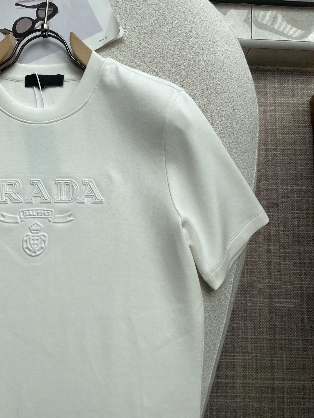 Prad 2026秋冬 圆领刺绣短袖T恤打底衫 元素性的Logo凸显休闲时尚魅力,依然独领时尚风骚.内搭好伴侣… 客供高