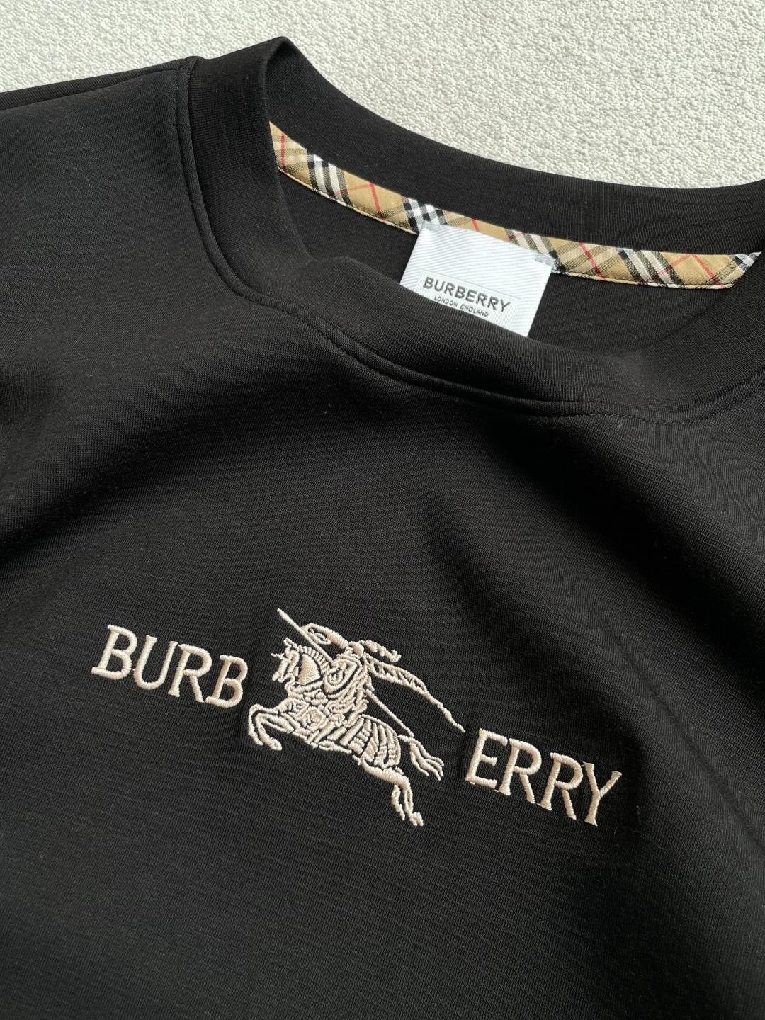 Bur 2026秋冬 圆领刺绣短袖T恤打底衫 元素性的Logo凸显休闲时尚魅力,依然独领时尚风骚.内搭好伴侣… 客供高支