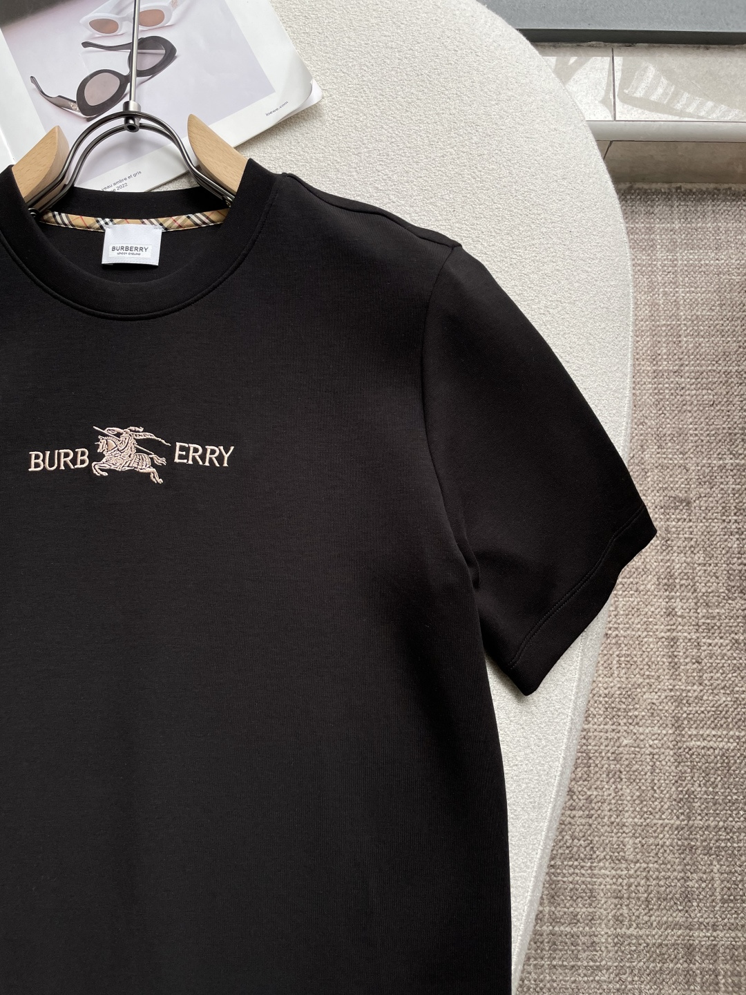 Bur 2026秋冬 圆领刺绣短袖T恤打底衫 元素性的Logo凸显休闲时尚魅力,依然独领时尚风骚.内搭好伴侣… 客供高支