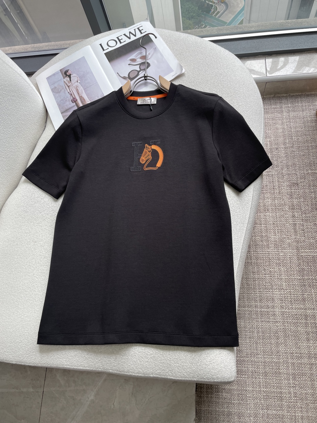 爱🐎仕 2026秋冬 圆领刺绣短袖T恤打底衫 元素性的Logo凸显休闲时尚魅力,依然独领时尚风骚.内搭好伴侣… 客供高支