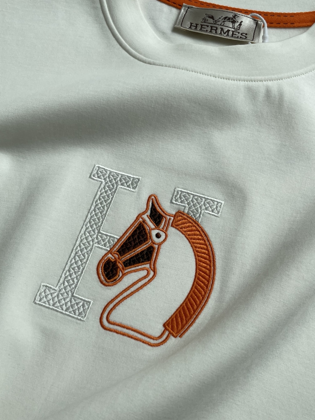 爱🐎仕 2026秋冬 圆领刺绣短袖T恤打底衫 元素性的Logo凸显休闲时尚魅力,依然独领时尚风骚.内搭好伴侣… 客供高支