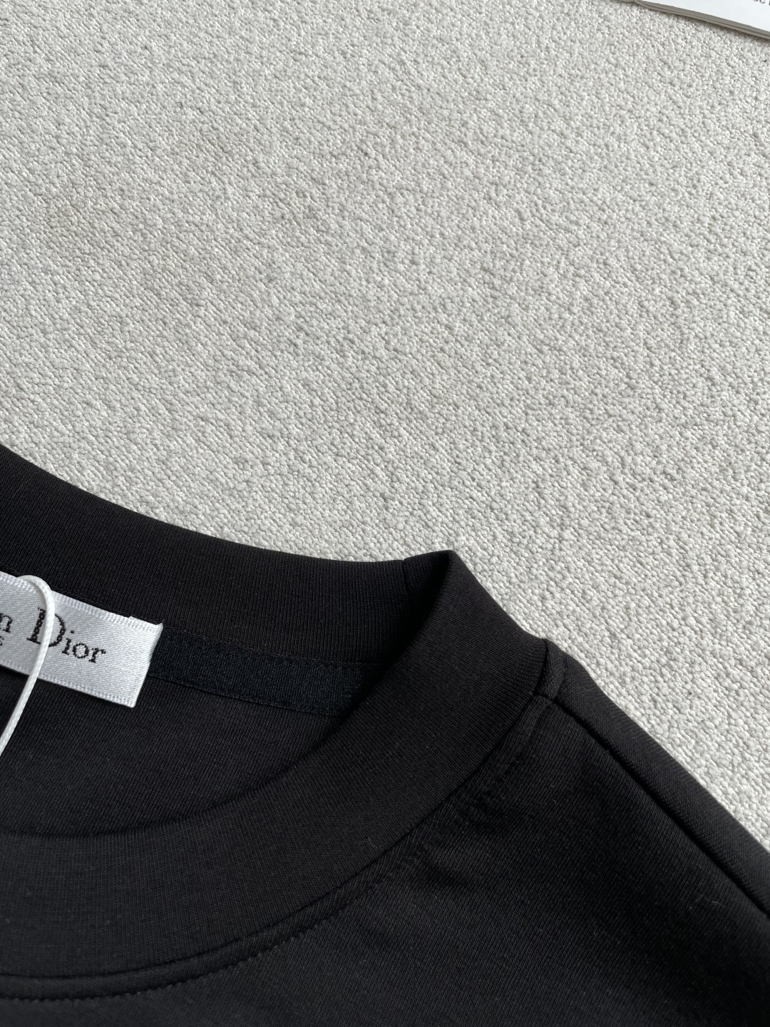 Dior 2026秋冬 圆领刺绣短袖T恤打底衫 元素性的Logo凸显休闲时尚魅力,依然独领时尚风骚.内搭好伴侣… 客供高